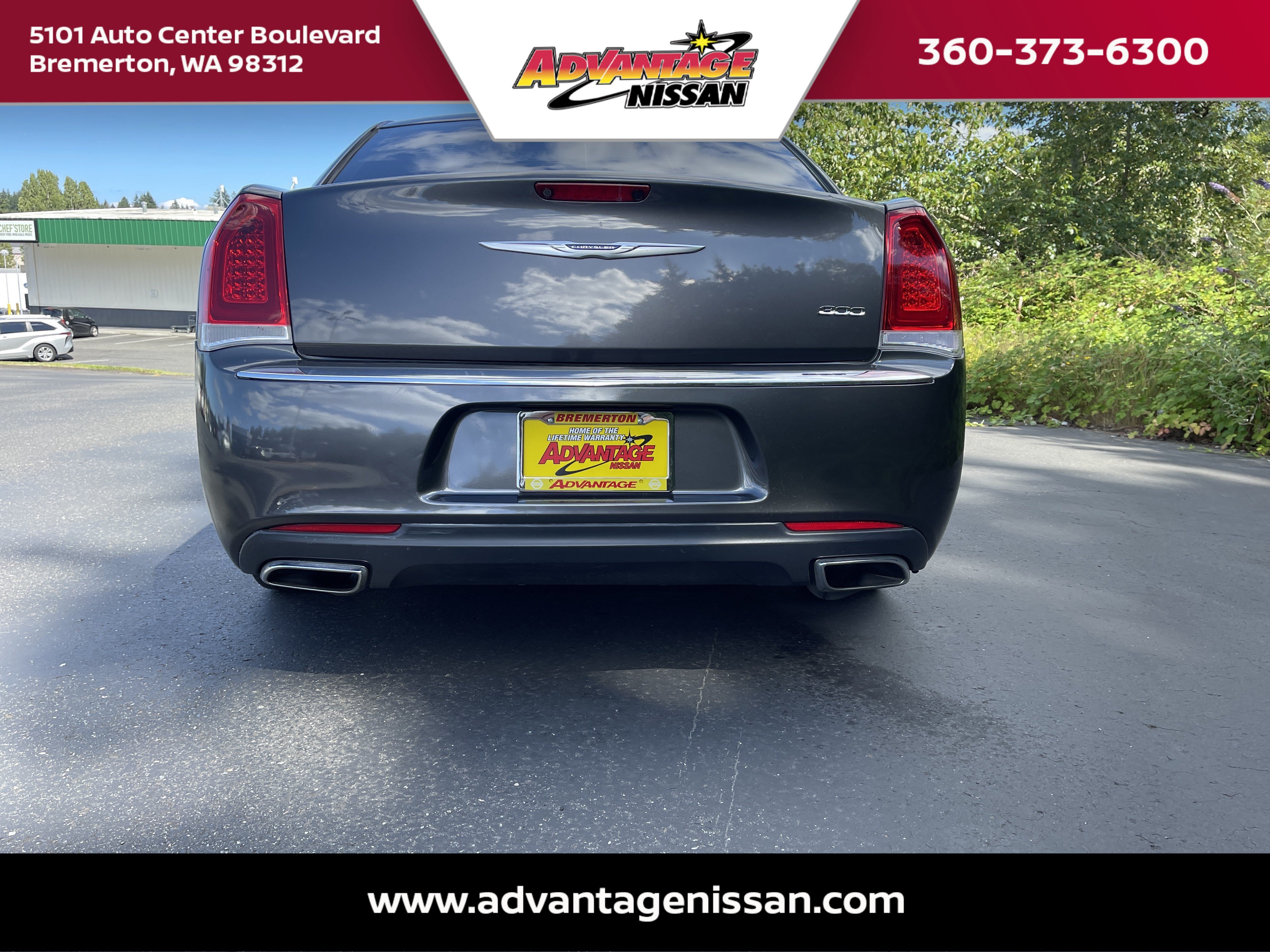 Used 2018 Granite Crystal Metallic Clearcoat Chrysler Touring image 4