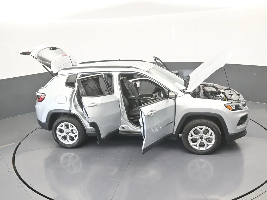 Used 2025 Silver Zynith Metallic Clearcoat Jeep Latitude image 39