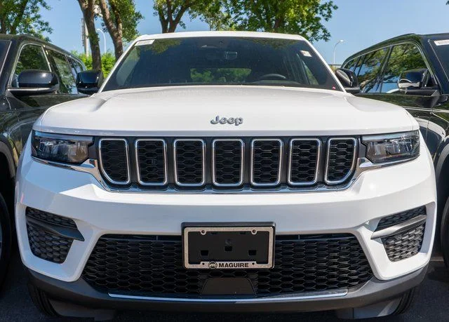 New 2026 Bright White Clear-Coat Exterior Paint Jeep Laredo X image 2