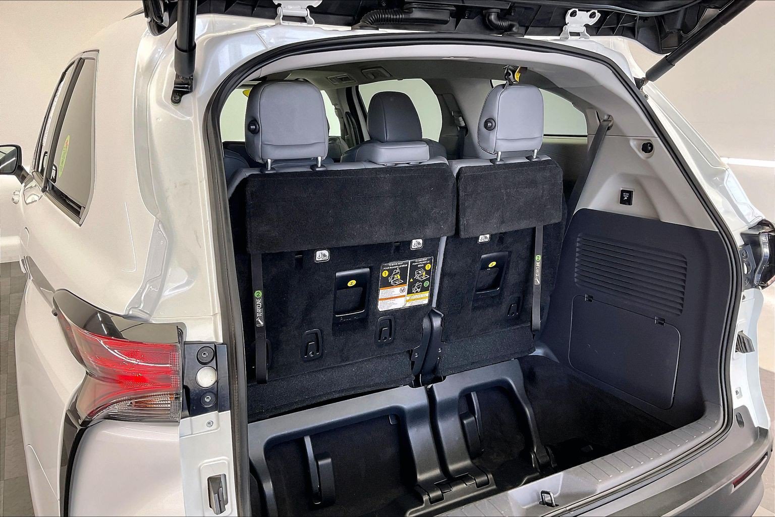 Used 2022 Wind Chill Pearl Toyota XLE image 28