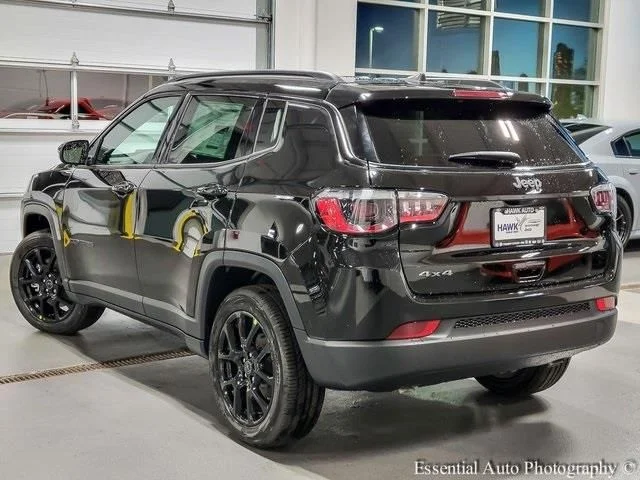 New 2026 Diamond Black Crystal Pearl-Coat Exterior Paint Jeep Latitude image 7