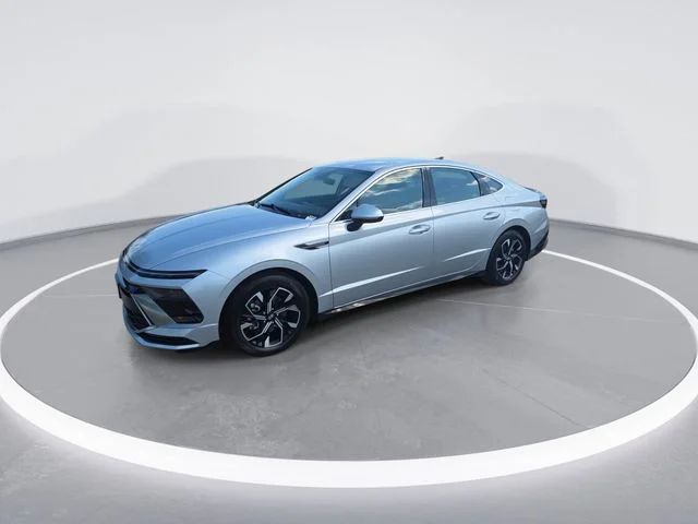 Used 2025 Silver Hyundai SEL image 4