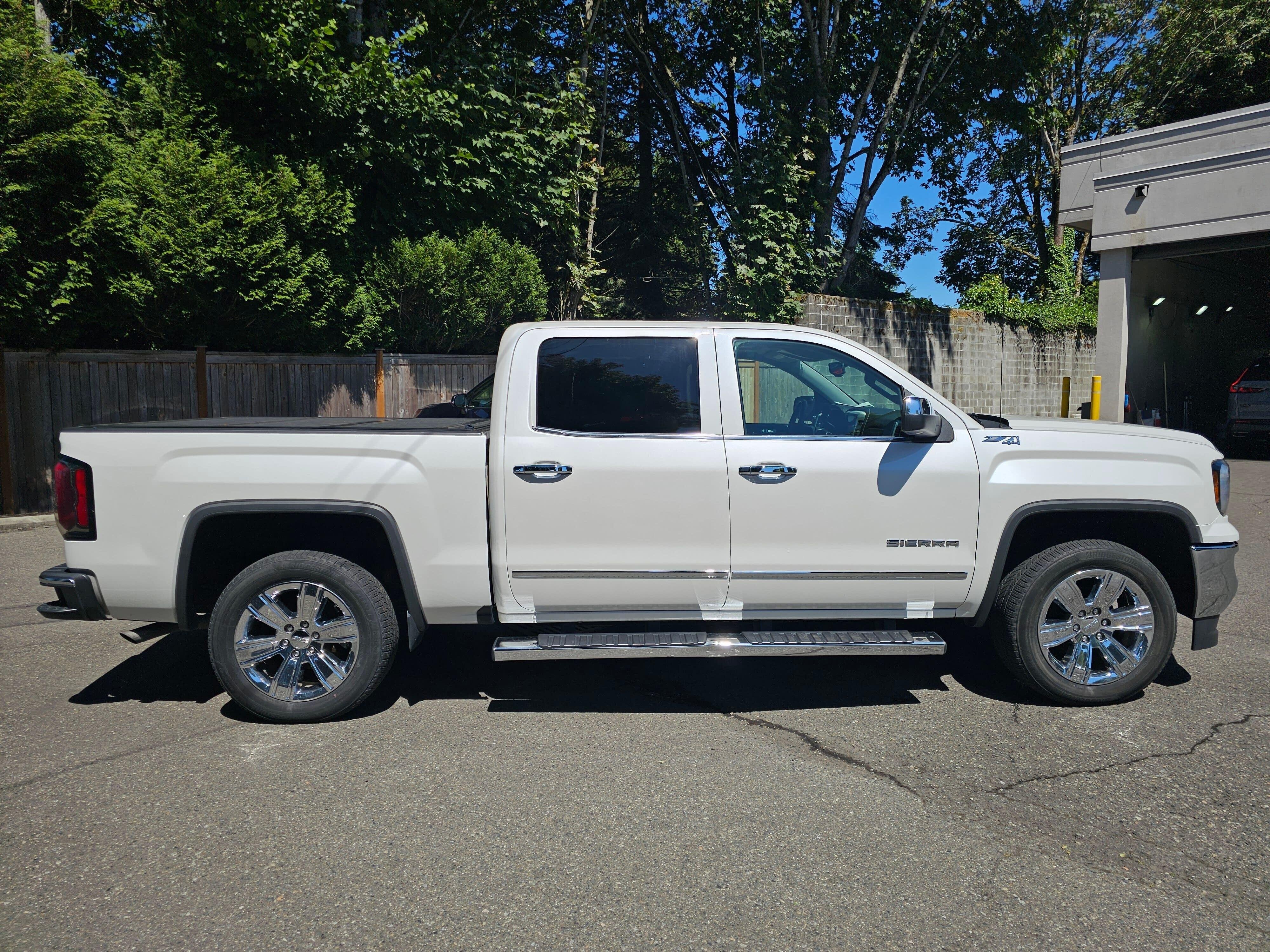 Used 2017 White Frost Tricoat GMC SLT image 8