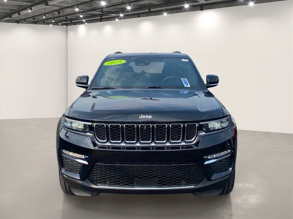 Used 2025 Diamond Black Crystal Pearlcoat Jeep Limited image 2