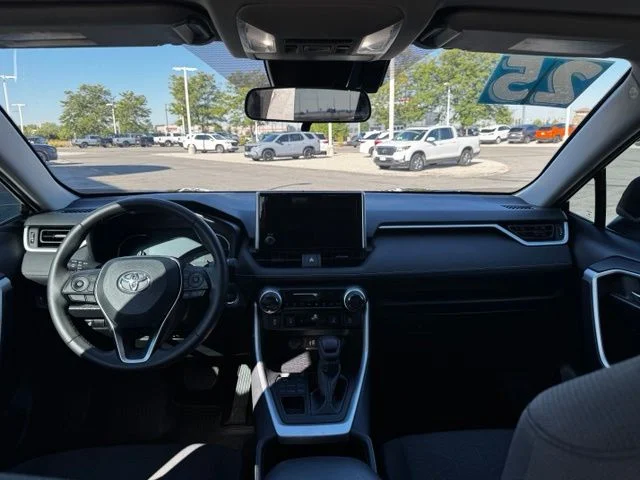 2025 Toyota RAV4 XLE - Photo 17