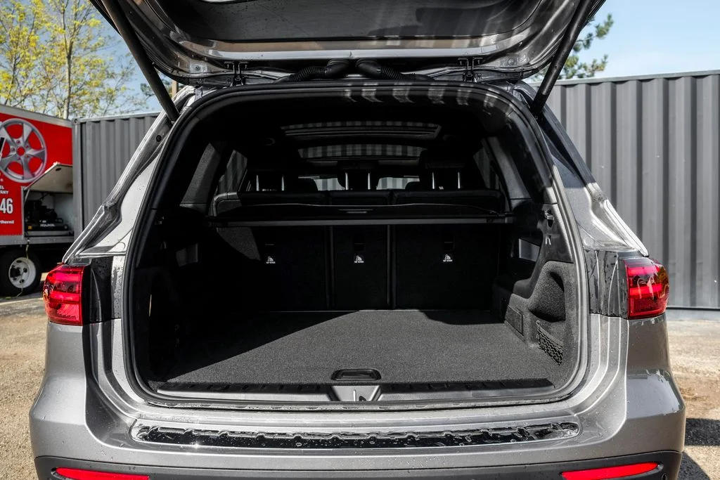 New 2026 Mountain Grey Metallic Mercedes-Benz GLB 250 image 10