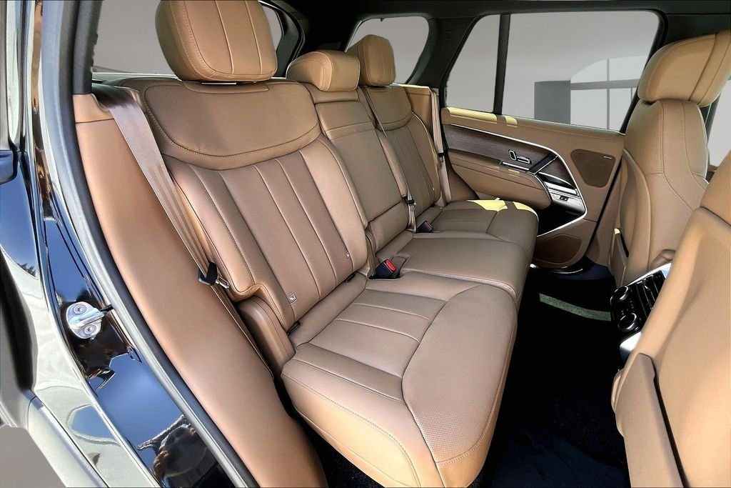 New 2026 SANTORINI BLACK Land Rover SE image 9