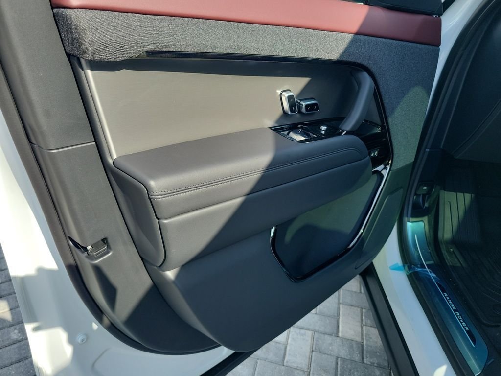 New 2026 Fuji White LAND ROVER Dynamic SE image 23