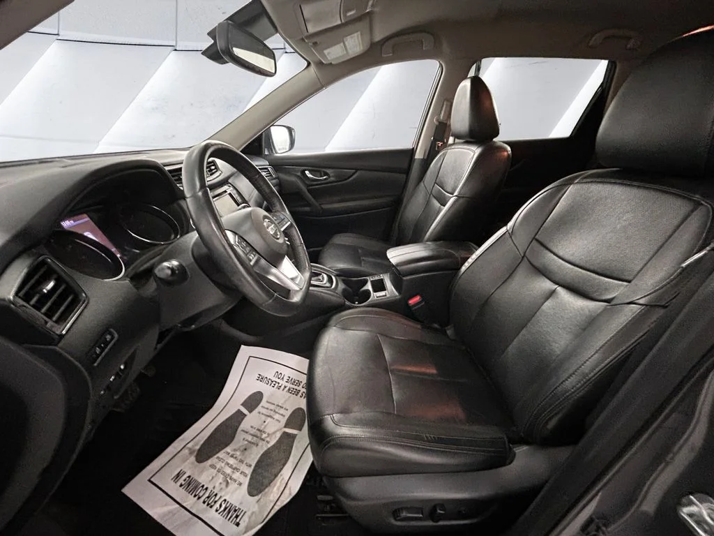 Used 2019 Gray Nissan SL image 7
