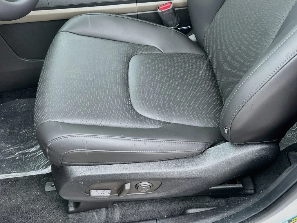 New 2027 Ceramic Silver Kia LXS image 19