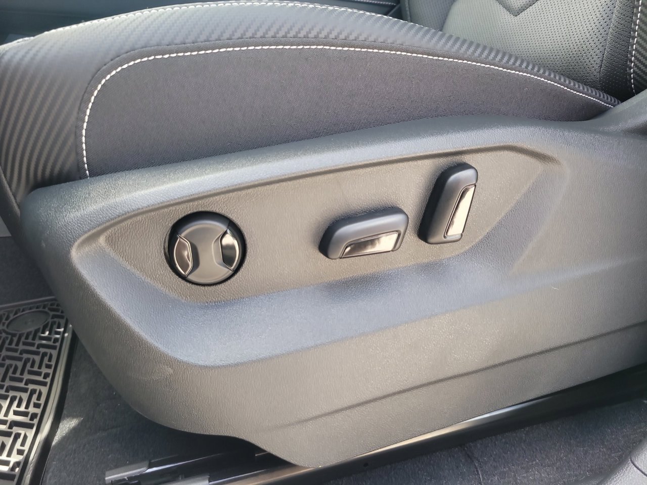 New 2026 Silver Mist Metallic Volkswagen SE w/Technology image 17