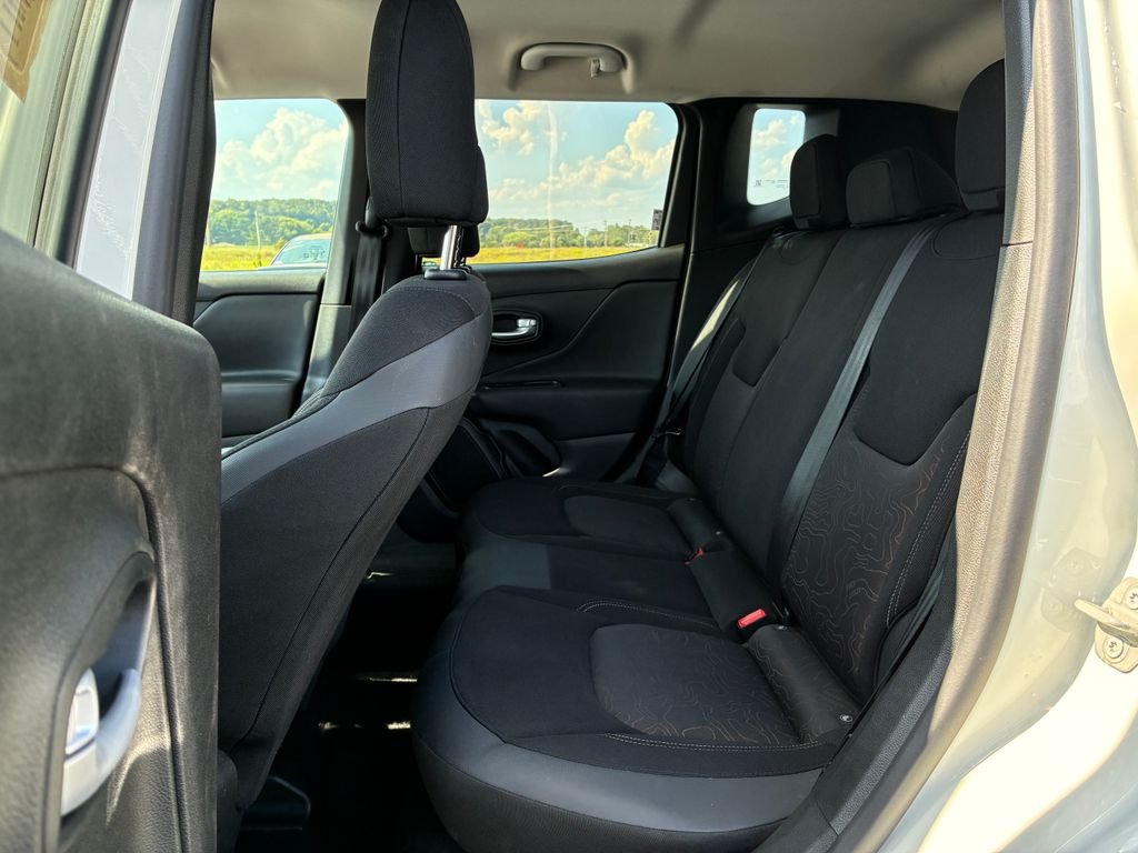 Used 2023 White Jeep Latitude image 19