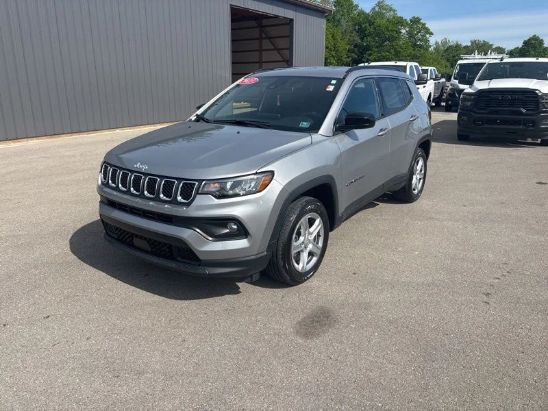 Used 2023 Silver Jeep Latitude image 7