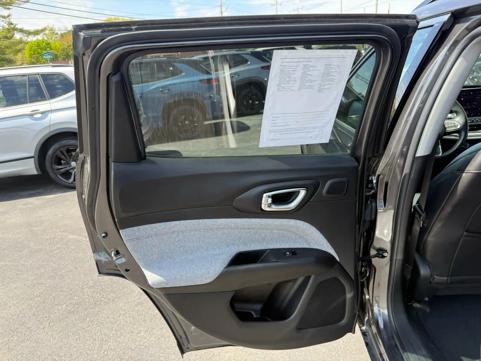 Used 2022 Granite Crystal Metallic Clearcoat Jeep Latitude Lux image 15