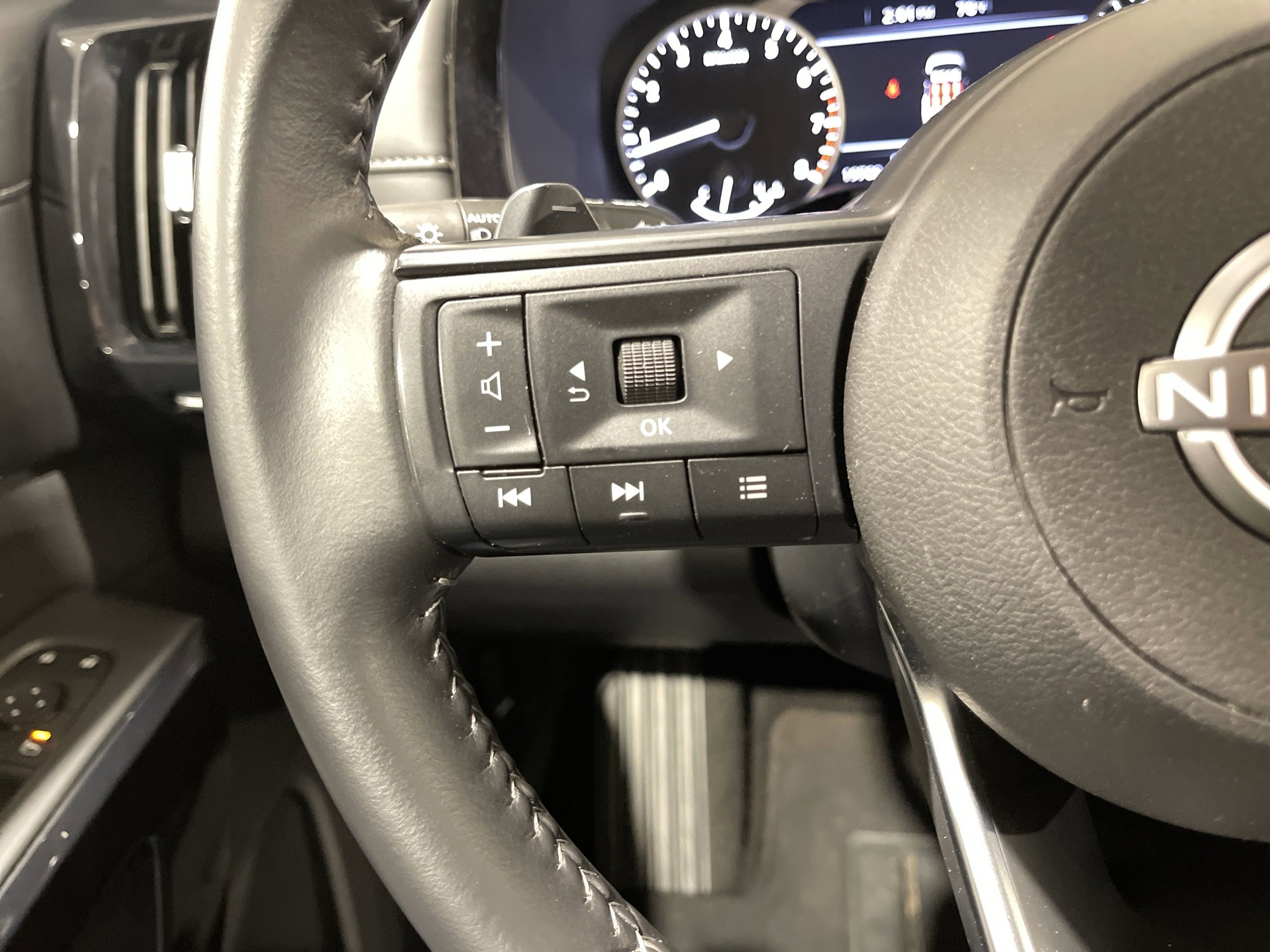 2025 Nissan Pathfinder SV - Photo 15