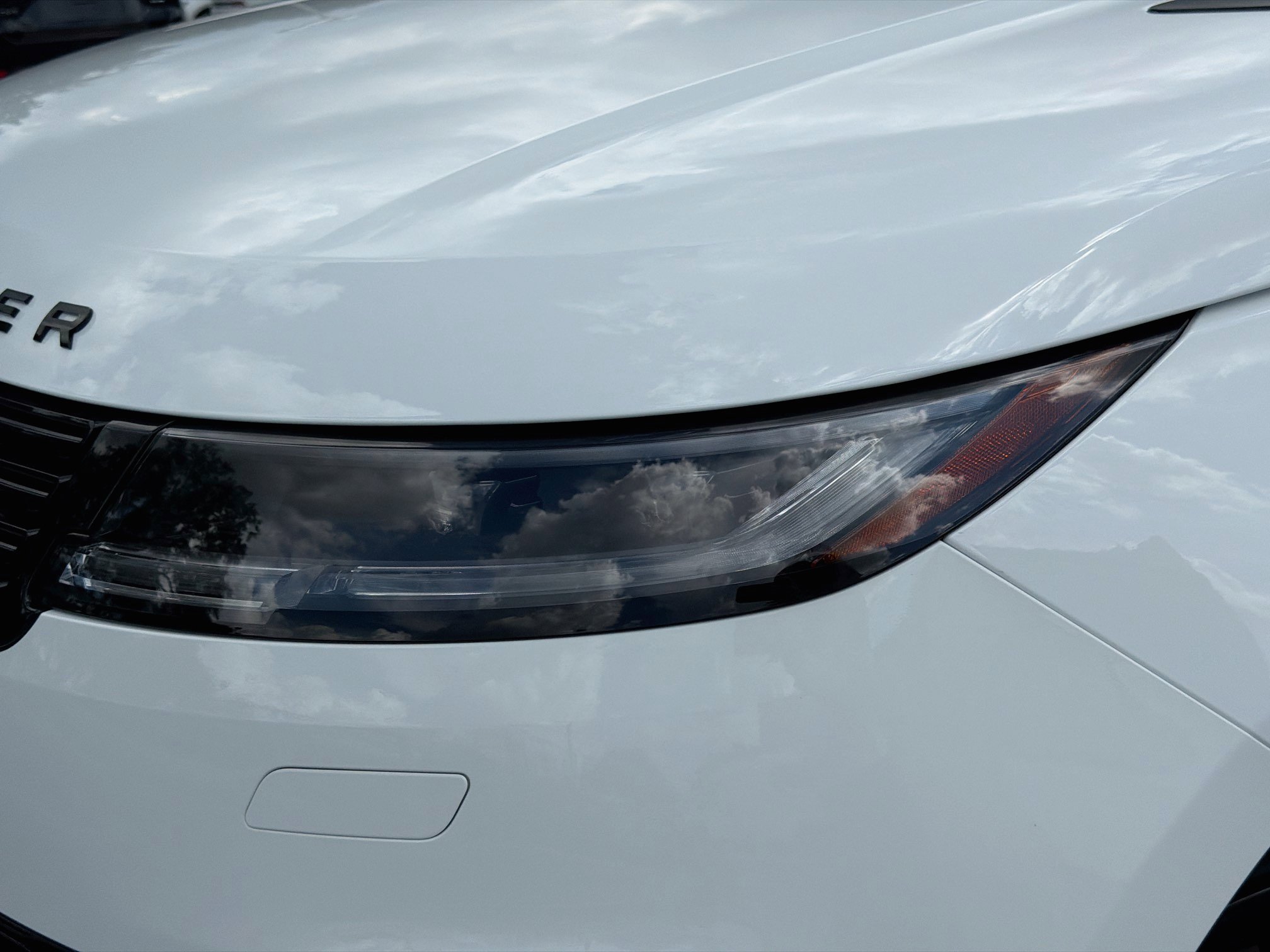 New 2027 Fuji White Land Rover Dynamic SE image 9