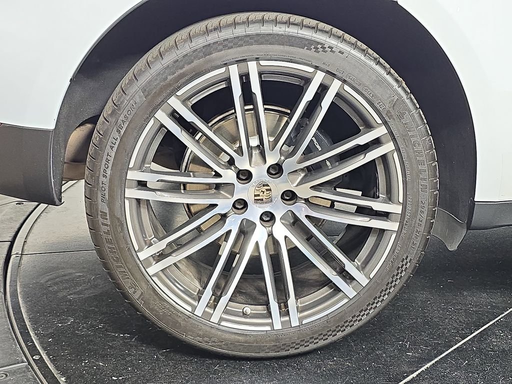 Used 2018  Porsche  image 29