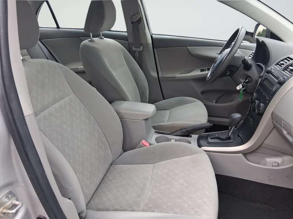 Used 2009 Silver Toyota LE image 24