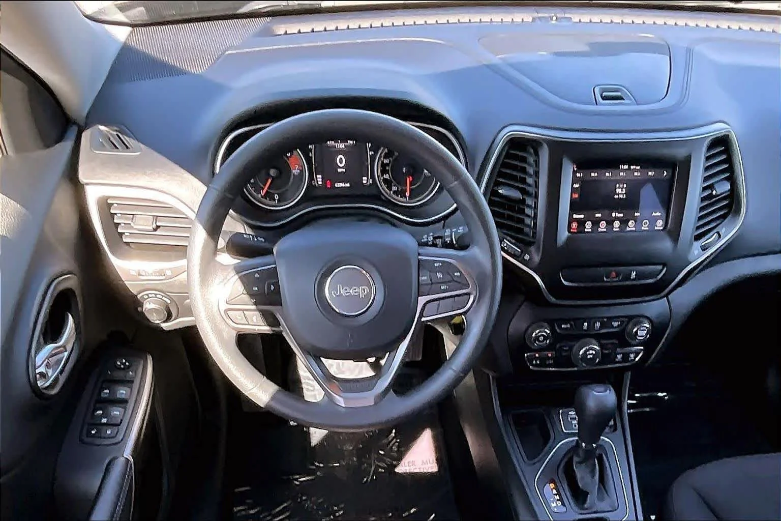 Used 2021 Diamond Black Crystal Pearlcoat Jeep Latitude image 6