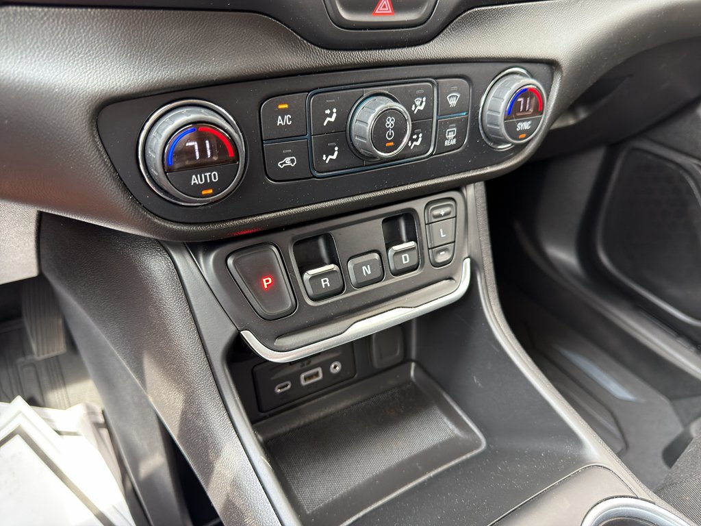 Used 2020 Summit White GMC SLE image 21