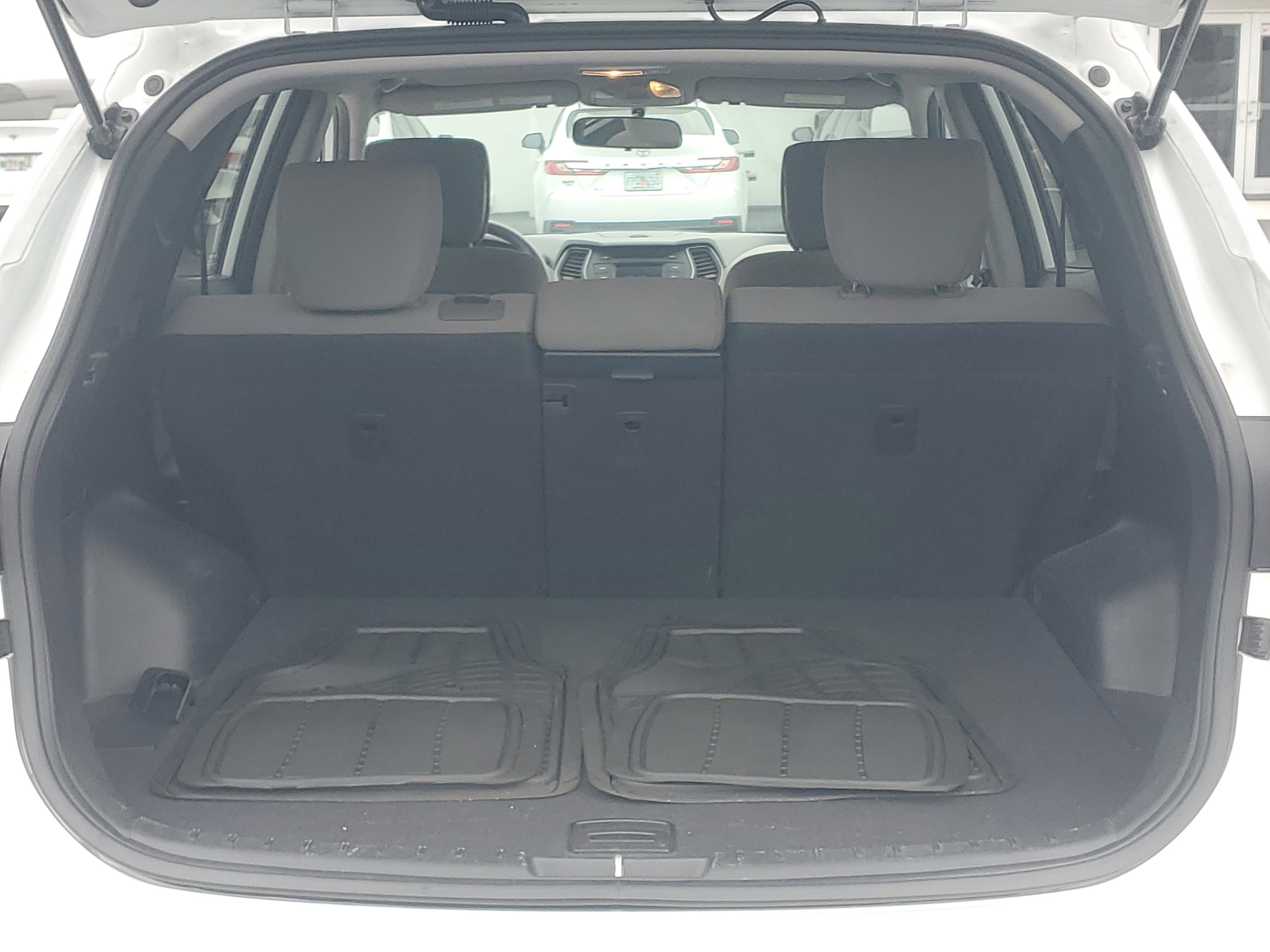 Used 2018 Pearl White Hyundai 2.4L image 9