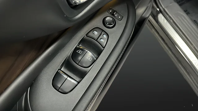 Used 2020 Super Black Metallic Nissan Platinum image 22