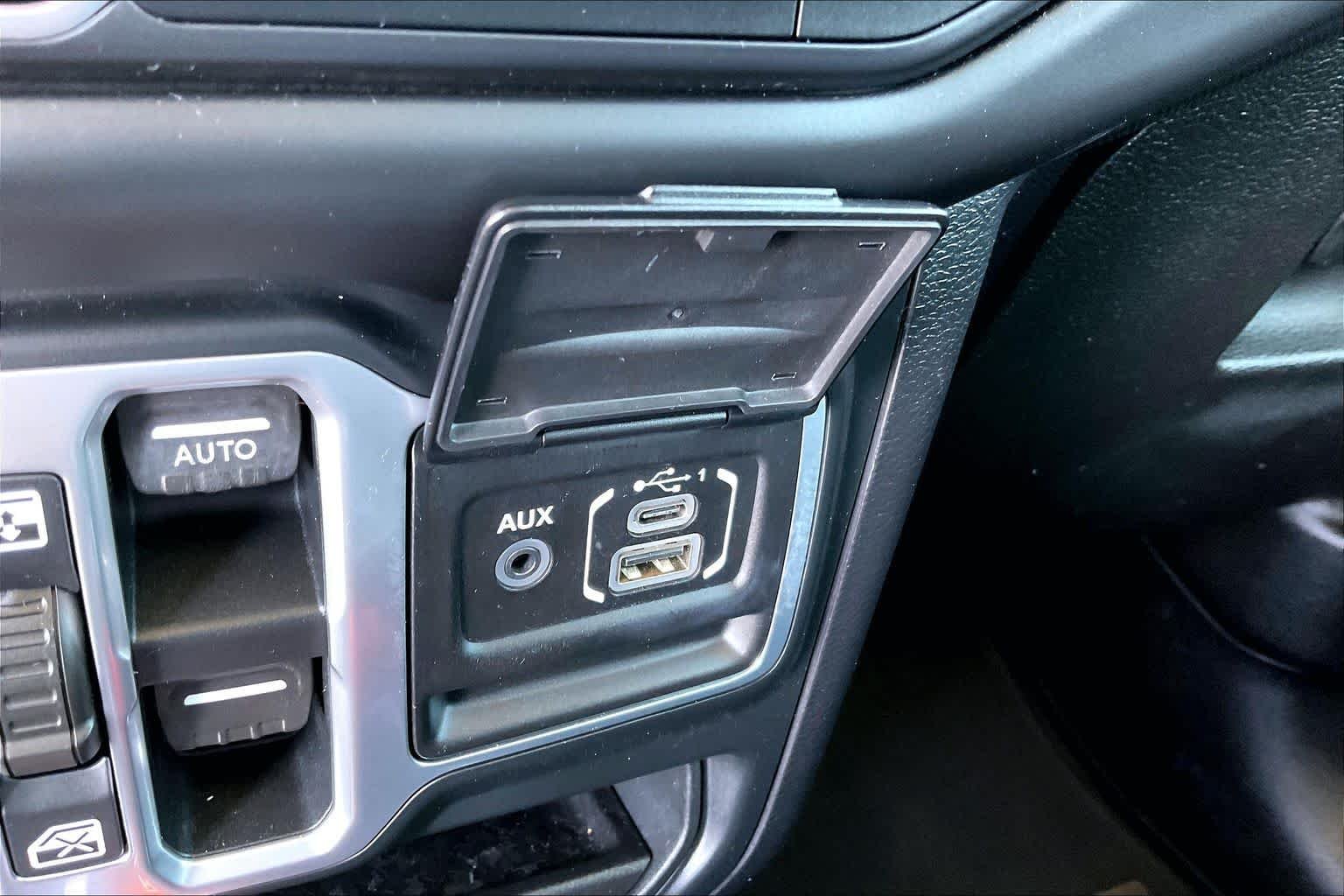 Used 2018 Black Clearcoat Jeep Sport S image 30
