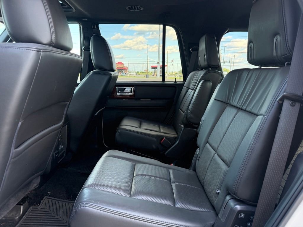 Used 2014 White Lincoln Base image 17