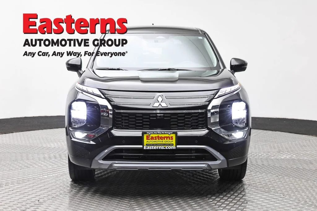 Used 2025 Black Mitsubishi SE image 2