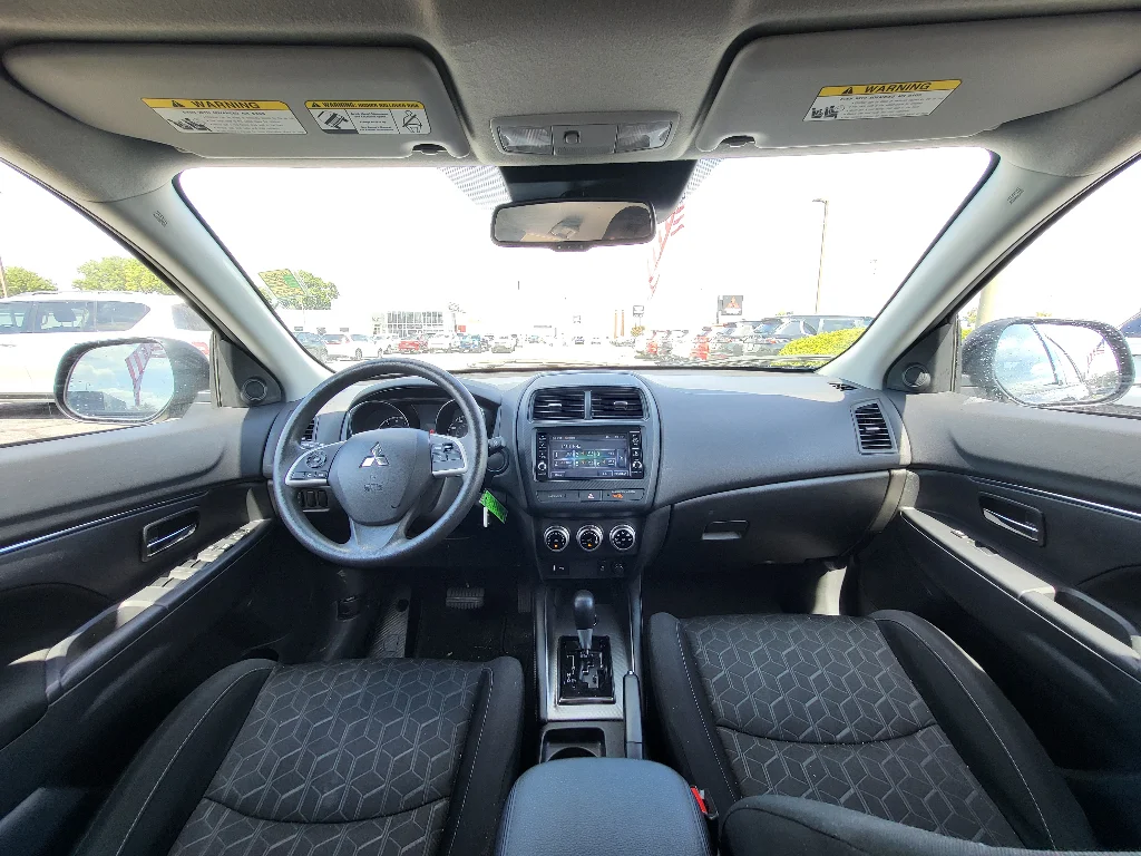 Used 2025 Labrador Black Pearl Mitsubishi ES image 10
