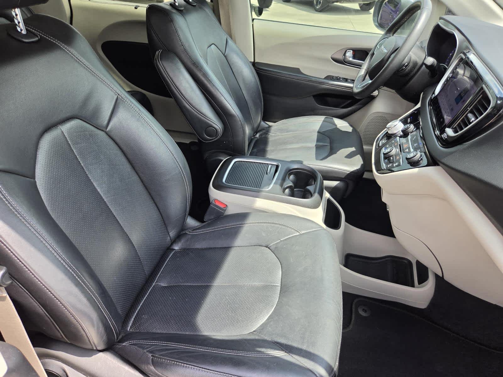 Used 2022 Ceramic Gray Clearcoat Chrysler Touring L image 10