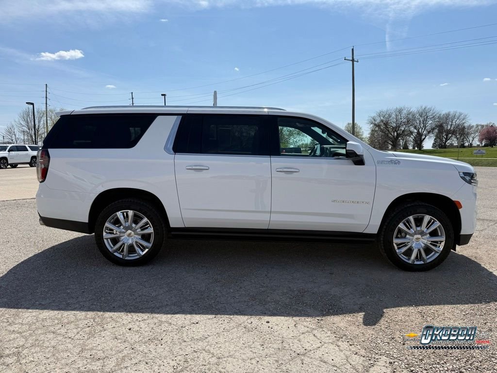 Used 2023 White Chevrolet High Country image 3