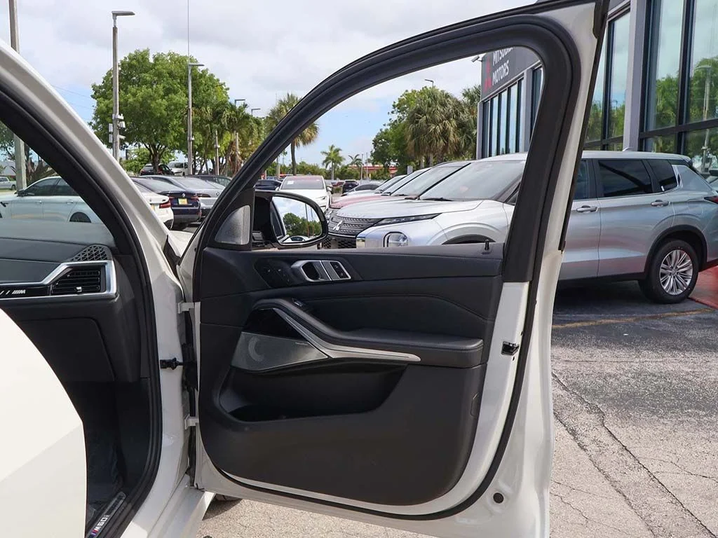 Used 2023 White BMW M60i image 33