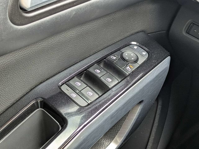 Used 2022 Silver Nissan SL image 26
