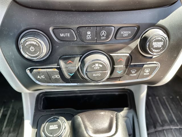 Used 2019  Jeep Limited image 18