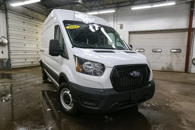 Used 2024  Ford Base image 3