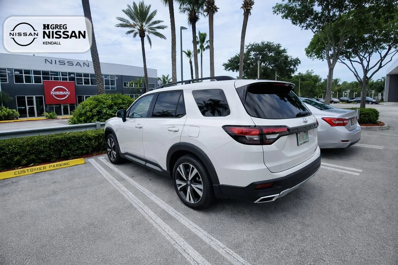 Used 2025 White Honda Touring image 4