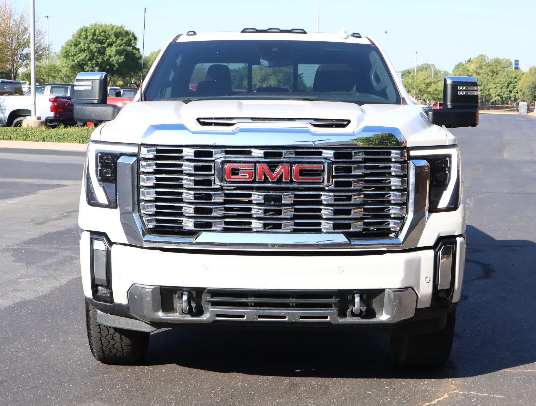Used 2025 White Frost Tricoat GMC Denali image 33