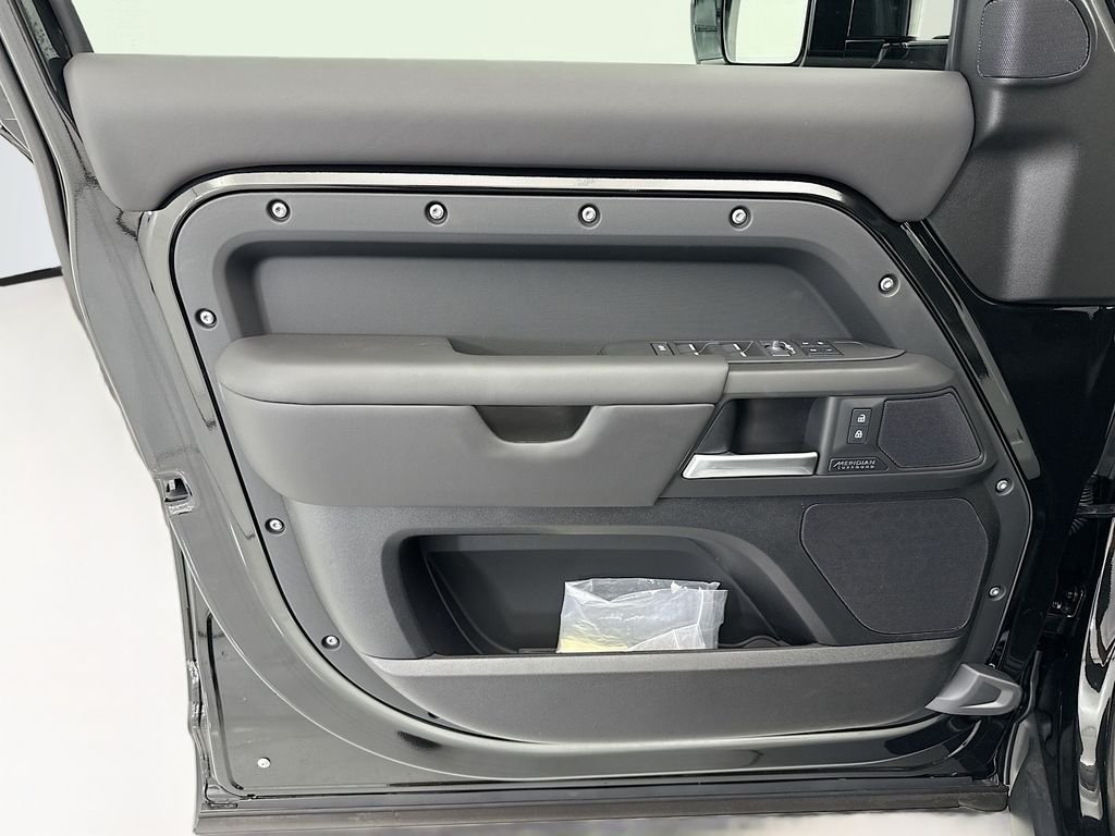 New 2026 Santorini Black Land Rover X-Dynamic SE image 23