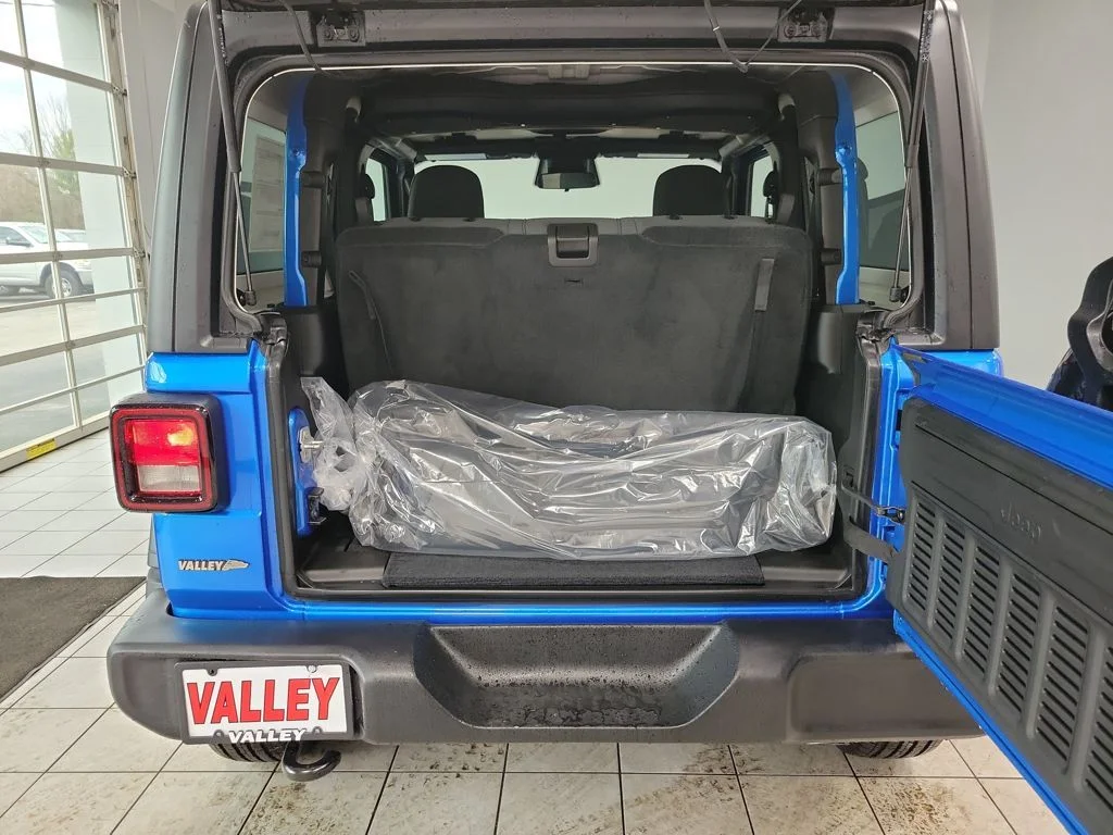 New 2026 Hydro Blue Pearl-Coat Exterior Paint Jeep Sport S image 9
