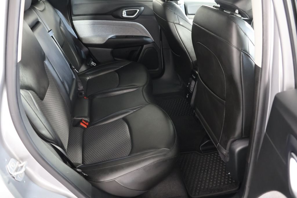 Used 2022 Silver Jeep Latitude image 22