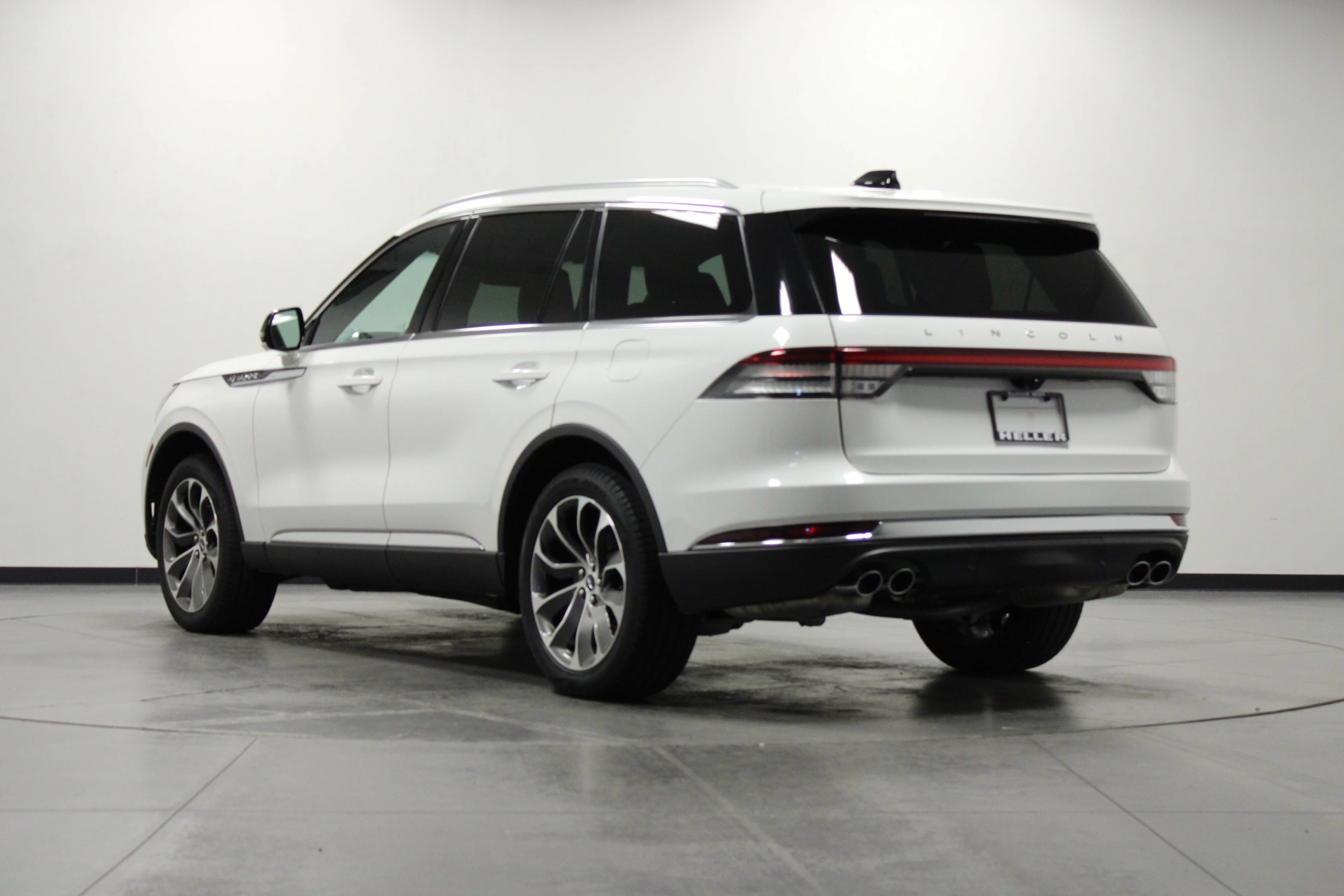 Used 2025 White Lincoln Reserve image 6
