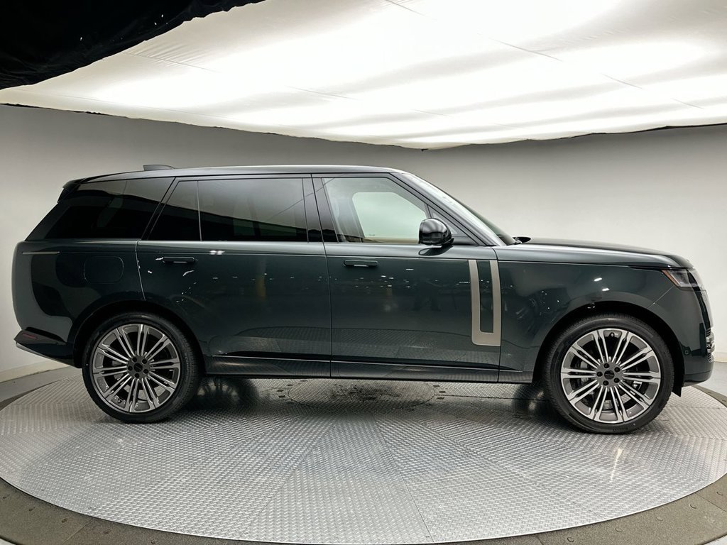 New 2026 Belgravia Green Metallic Land Rover SE image 4