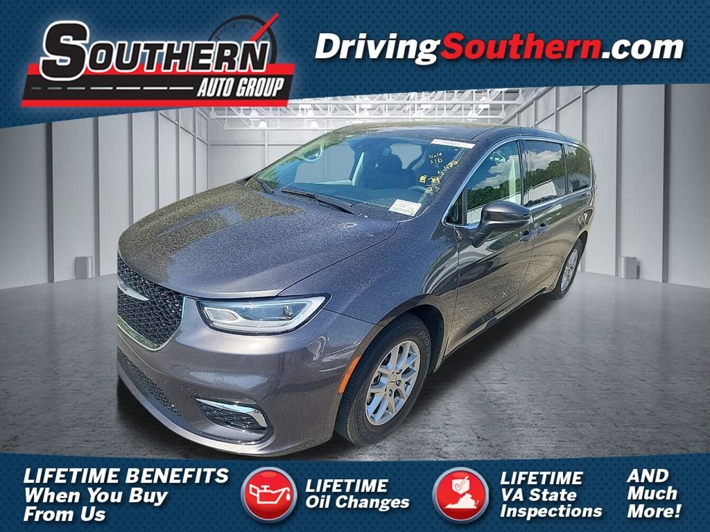 2023 Chrysler Pacifica Touring L's photo