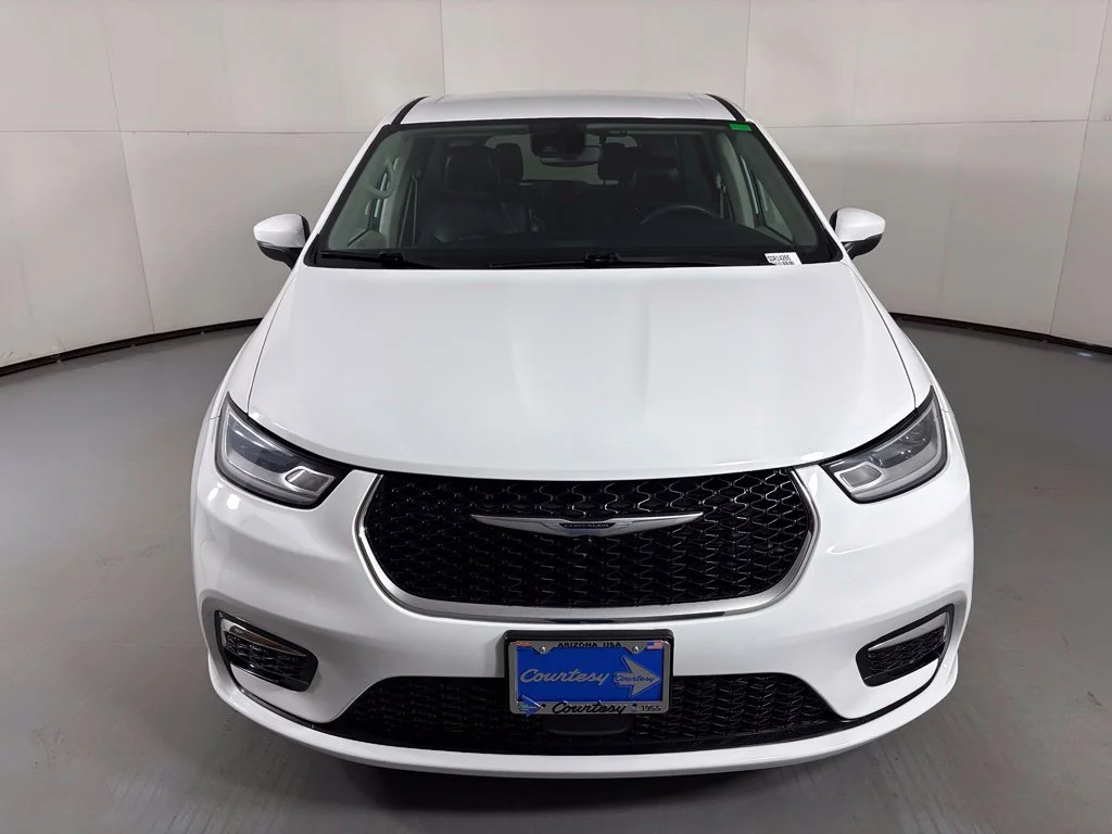 Used 2023 White Chrysler Touring L image 3