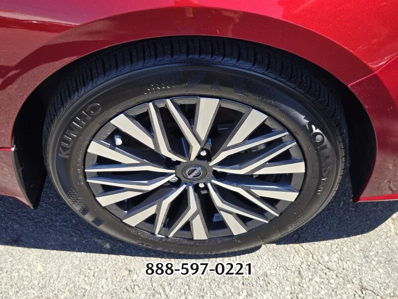 Used 2024 Scarlet NISSAN 2.5 SV image 21