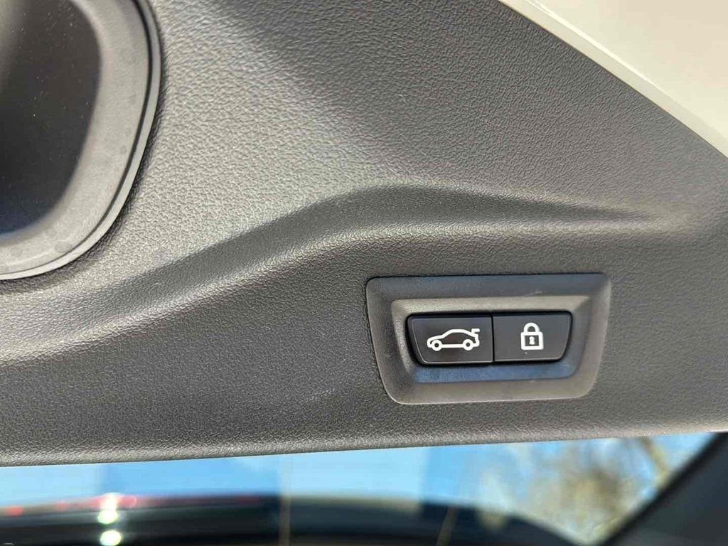 Used 2022 White BMW xDrive40i image 26