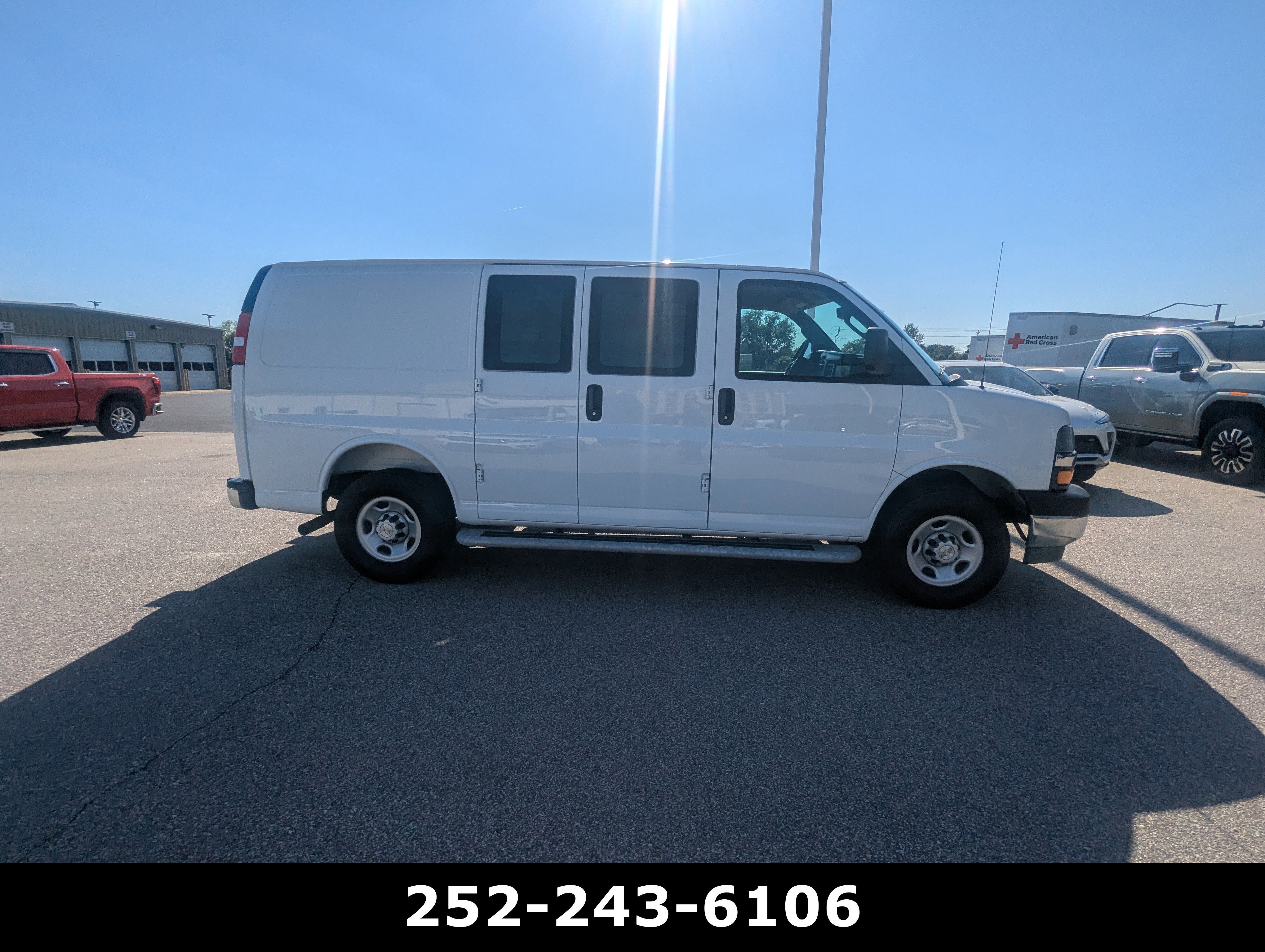 Used 2025 Summit White Chevrolet Work Van image 4