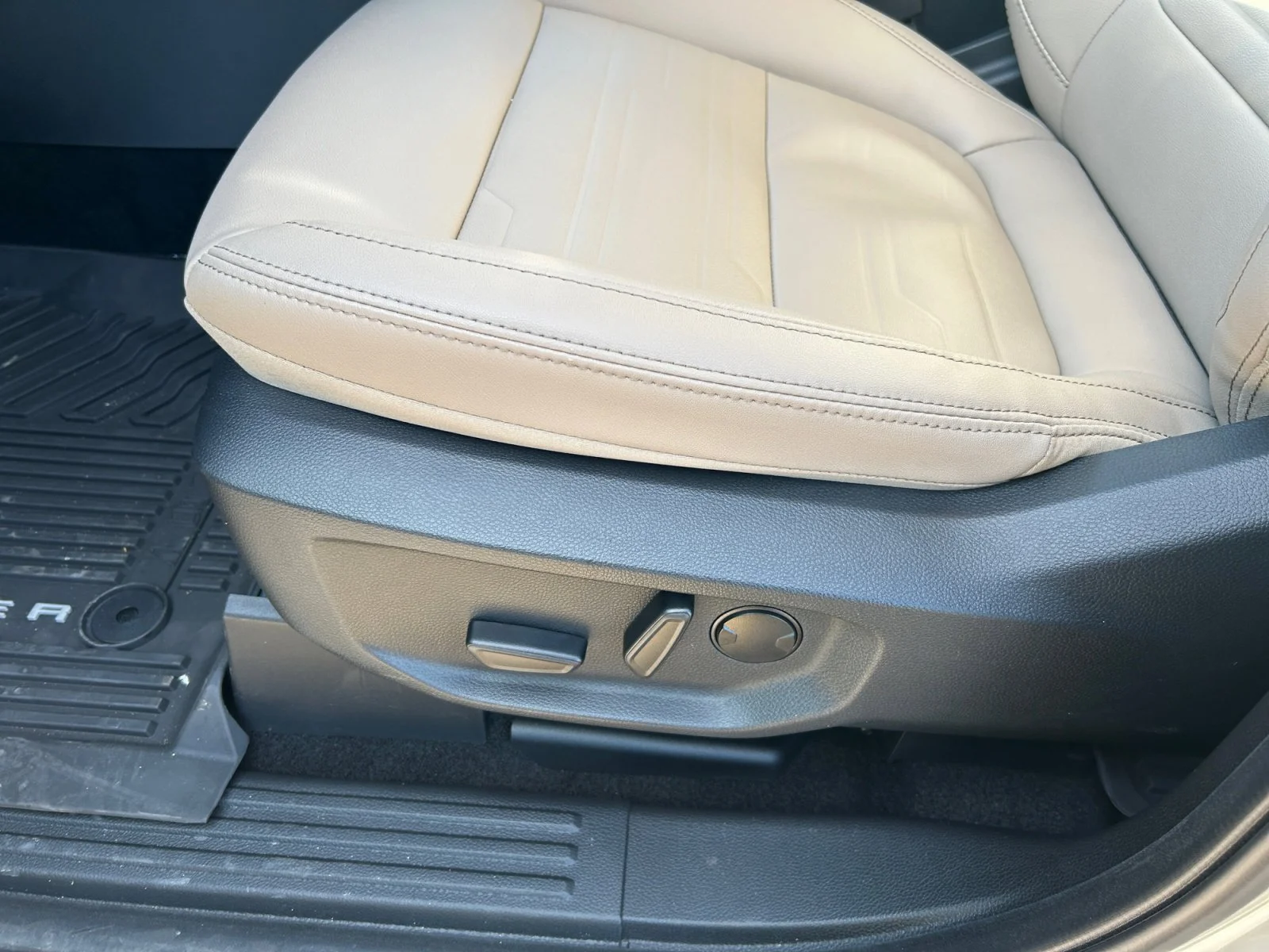 New 2025 Desert Sand Ford Lariat image 14