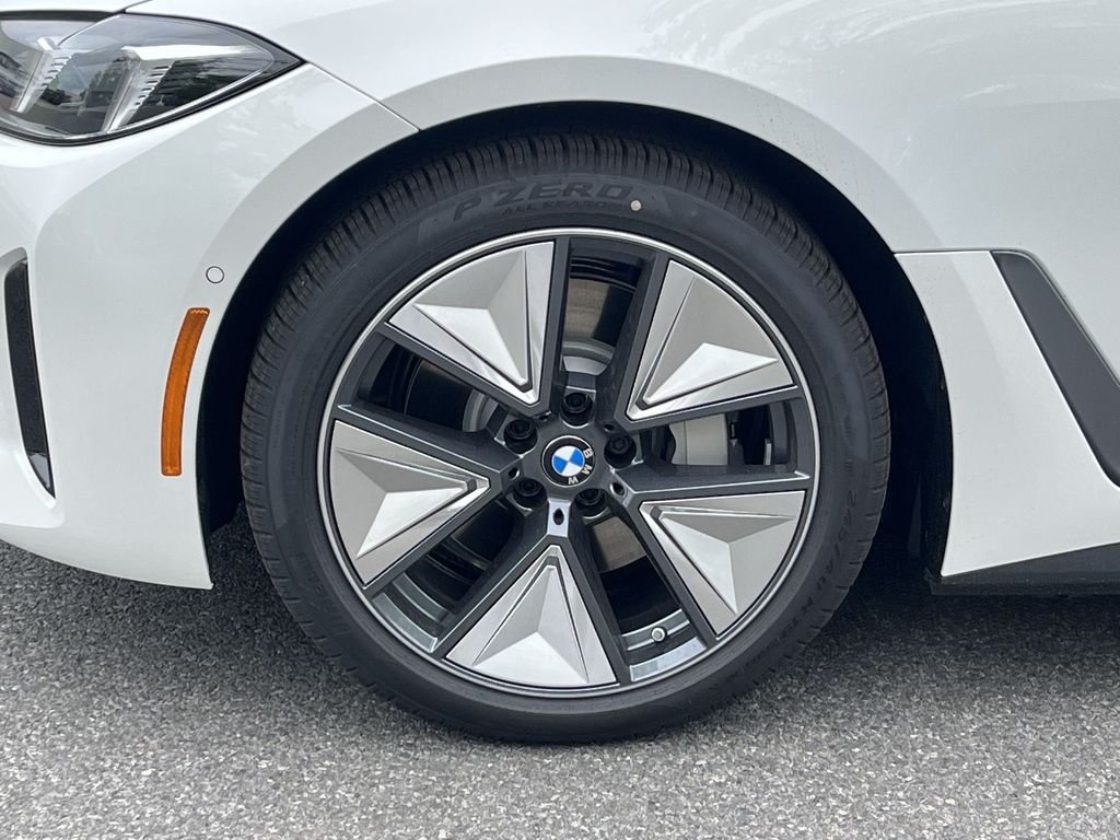 New 2026 White BMW xDrive40 image 10